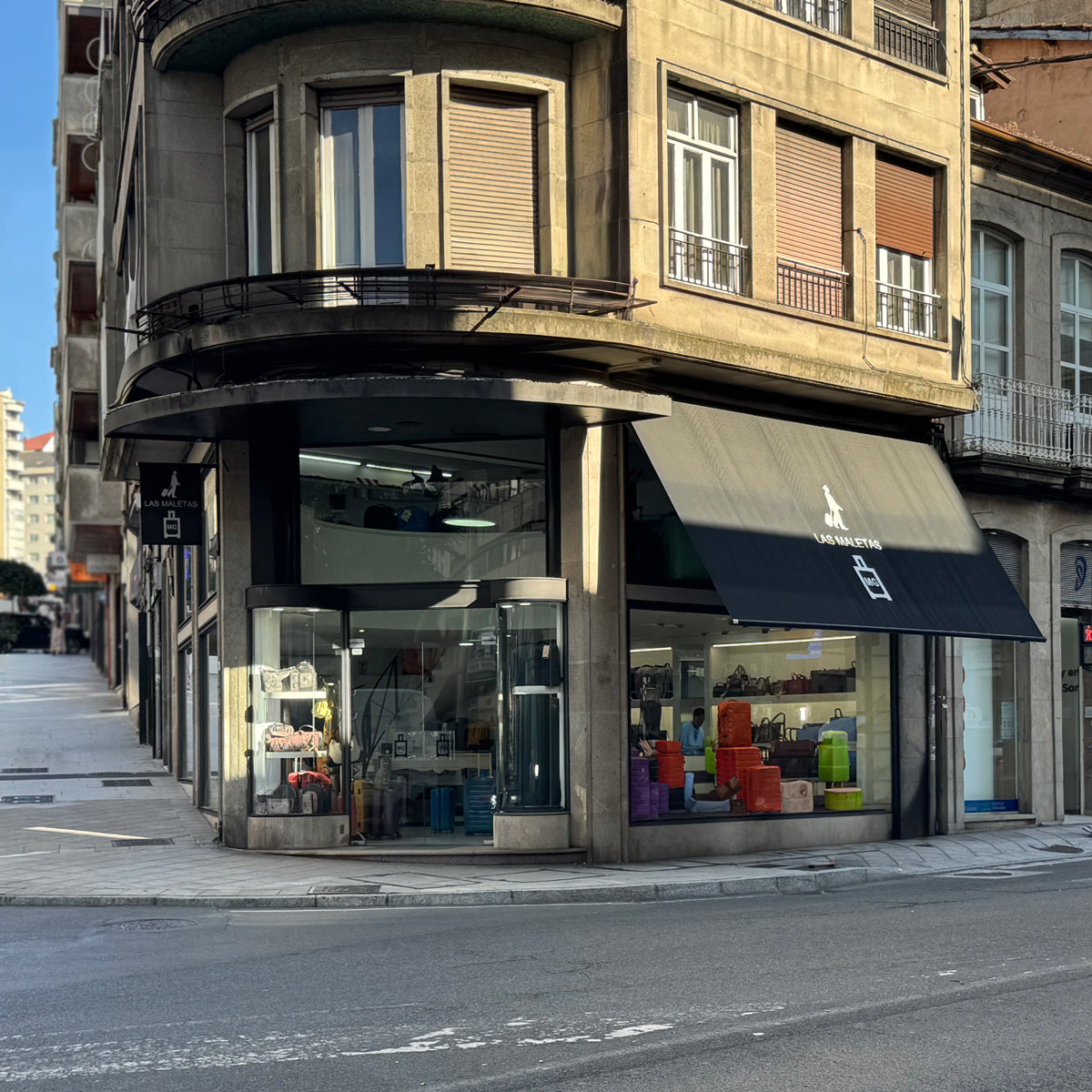 Fachada de la tienda Las Maletas MG en Ourense